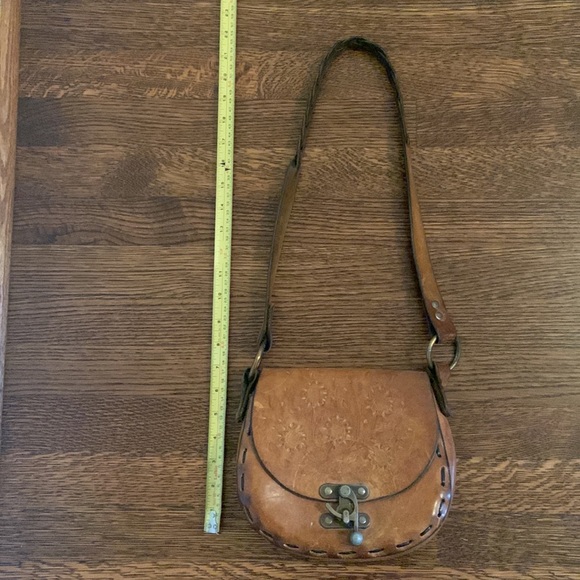 Vintage leather purse with metal latch and engraved flowers - Picture 5 of 7